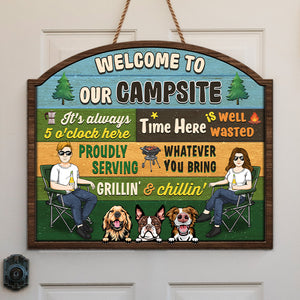 Grillades et détente avec nous - Panneau en bois personnalisé pour décoration d'intérieur - Cadeau de pendaison de crémaillère pour couple, amoureux du camping, amoureux des animaux, propriétaires d'animaux