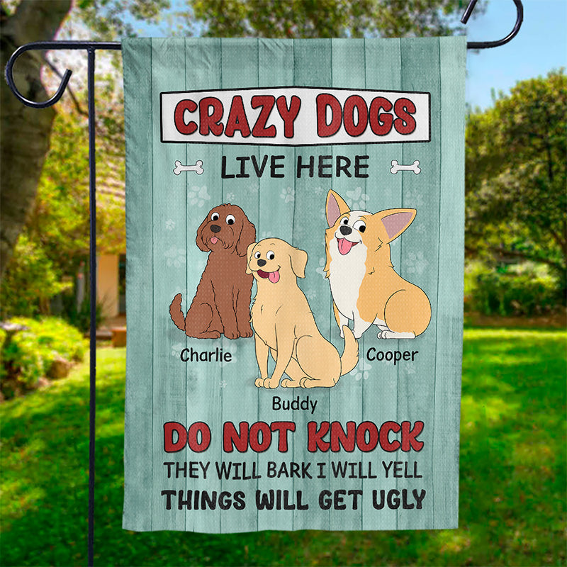 Les chiens fous vivent ici, ne frappez pas ! Drapeau personnalisé pour chien ! Cadeau pour les propriétaires et les amoureux des animaux