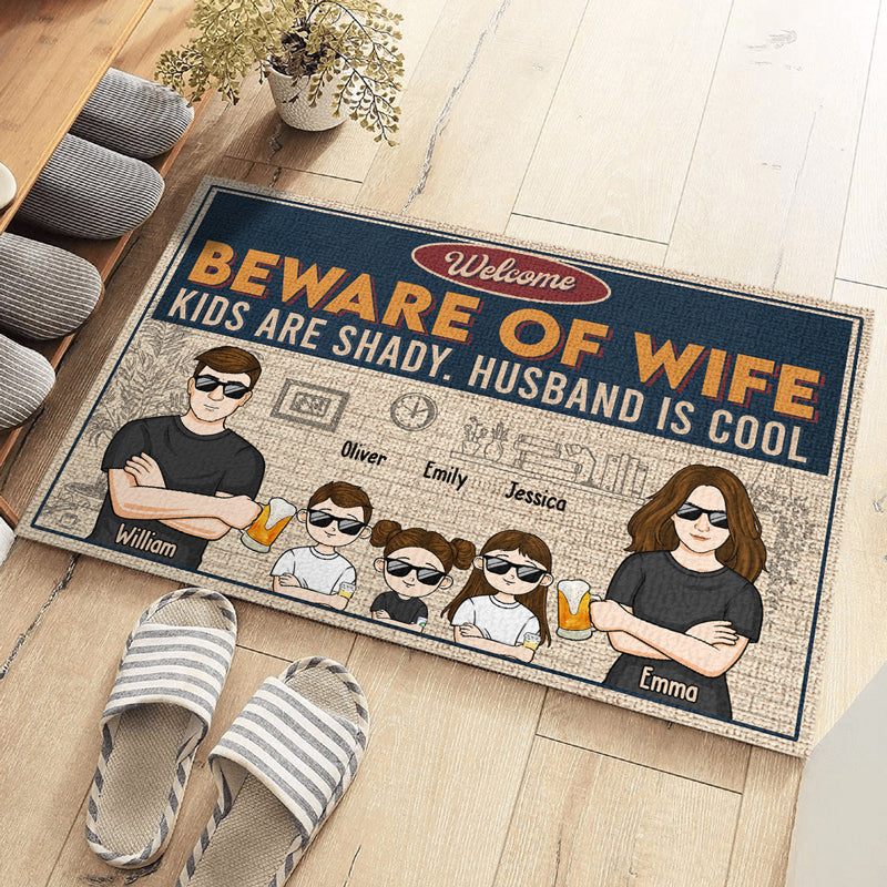 Bienvenue, méfiez-vous de nous - Tapis décoratif personnalisé pour la famille - Cadeau pour les membres de la famille