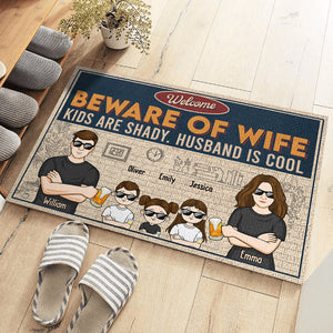 Bienvenue, méfiez-vous de nous - Tapis décoratif personnalisé pour la famille - Cadeau pour les membres de la famille