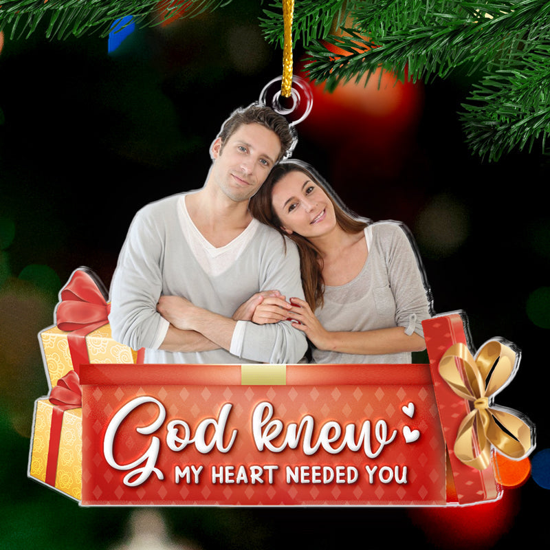 Photo personnalisée pour couple : l'esprit de Noël est présent ici - Ornement personnalisé pour couple - Décoration acrylique personnalisée - Cadeau de Noël pour mari et femme, anniversaire