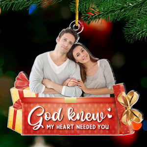 Photo personnalisée pour couple : l'esprit de Noël est présent ici - Ornement personnalisé pour couple - Décoration acrylique personnalisée - Cadeau de Noël pour mari et femme, anniversaire