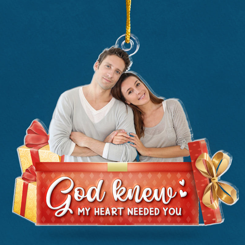 Photo personnalisée pour couple : l'esprit de Noël est présent ici - Ornement personnalisé pour couple - Décoration acrylique personnalisée - Cadeau de Noël pour mari et femme, anniversaire