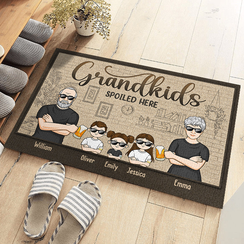 Bienvenue chez nous, petits-enfants gâtés ici - Tapis décoratif personnalisé pour la famille - Cadeau pour grand-mère, grand-père