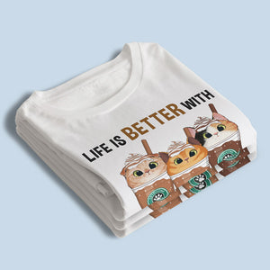 La vie est meilleure avec du café et un bébé en fourrure - T-shirt, sweat à capuche et sweat-shirt unisexe personnalisé pour chien et chat - Cadeau pour les propriétaires et les amoureux des animaux