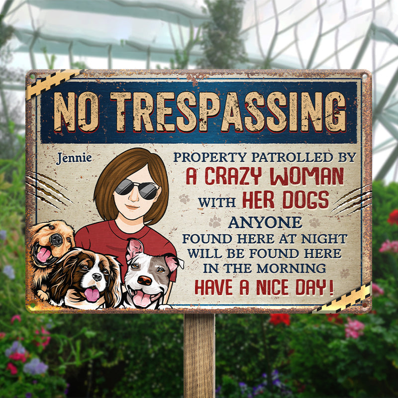 Propriété surveillée par une folle avec son chien - Plaque en métal personnalisée pour décoration d'intérieur - Cadeau de pendaison de crémaillère pour propriétaires et amoureux des animaux
