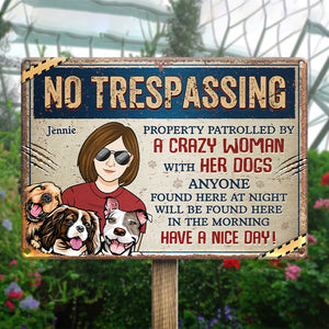 Propriété surveillée par une folle avec son chien - Plaque en métal personnalisée pour décoration d'intérieur - Cadeau de pendaison de crémaillère pour propriétaires et amoureux des animaux